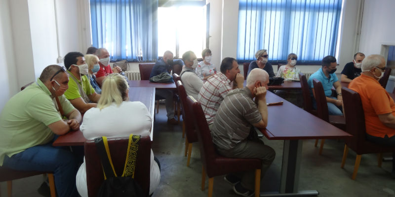 Slika 2. Udruženje slijepih Kantona Sarajevo je 8. jula 2020. godine, za svoje članove, organizovalo radionicu promocije Brajevog pisma. Radionica je organizovana u prostorijama preduzeća TMP u Nedžarićima. Promotorica je bila Amina Hadžić dugogodišnja članica Udruženja, koja od svoje 5. godine koristi Brajevo pismo.