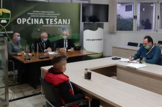 Slika. Partnerska organizacija Udruženje slijepih Kantona Sarajevo 20. novembra 2020. godine održalo je sastanak sa predstavnicima Udruženja slijepih Tešanj. Sastanak je realizovan u prostorijama Općine Tešanj, uz prisustvo predstavnika Udruženja slijepih Tešanj i načelnika g. Suada Huskića.