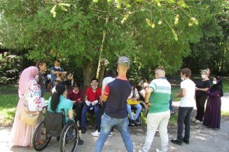 Poziv partnerske organizacije Informativnog centra za osobe sa invaliditetom „Lotos“ na promociju Modela rada sa mladim osobama sa invaliditetom i njihovim roditeljima, koja će biti organizovana 20. aprila 2021. godine. Na slici su mlade osi i njihovi mentori i uposlenici IC Lotos, na jednom od treninga održanih prošle godine na Zlaći, koji su organizovani u cilju njihovog jačanja.