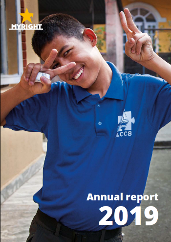 Slika naslovne stranice Godišnjeg izvještaja MyRight za 2019. Na slici je nasmijani dječak u plavoj polo majici, sa podignuta dva prsta na obadvije ruke, simbola mira i pobijede
