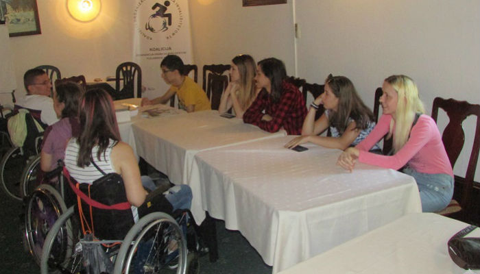 Slika. Na slici su prikazane mlade osobe sa invaliditetom tokom radionice o prepoznavanja vlastitig identiteta koju je organizovala Koalcija OOSI TK, 19. JUNA 2019. u Hotela Zlača u Banovićima.