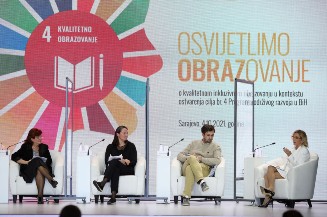 Završena konferencija o kvalitetnom inkluzivnom obrazovanju „Osvijetlimo OBRAZovanje“:
Gdje je Bosna i Hercegovina na putu ka ostvarenju cilja 4 Programa održivog razvoja?
Slika je nastala 4. oktobra tokom konferencije u Mešunarodnom centru za djecu i mlade Novo Sarajevo, tokom prvog panlea Perspektiva inkluzije kroz jačanje kompetencija nastavnog kadra.