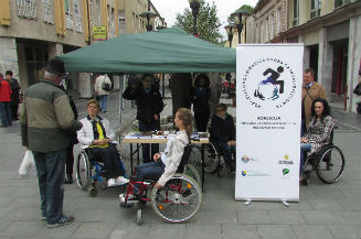 Partnerska organizacija Informativni centar za osobe sa invaliditetom „Lotos“ Tuzla organizovala je obilježavanje 5. maja - Evropskog dana samostalnog života u Tuzli.
Samostalan život u zajednici pravo je svih osoba sa invaliditetom, naveden u članu 19 Konvencije o pravima osoba sa invaliditetom UN-a, i dodatno objašnjeno u Opštem komentaru 5.