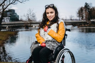 Poziv za mentorice za implementaciju petomjesečnog programa osnaživanja žena s invaliditetom u pet različitih regija u Bosni i Hercegovini u kojima djeluju koalicije OOSI iz MyRight programa u projektu osnaživanja žena ”Ovdje sam - vidljiva i ponosna” (14104). Na slici je Arijel Kurtagić, učesnica kampane ProbudiSe.