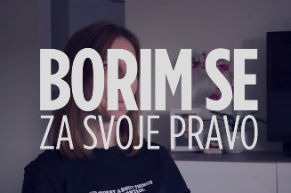 Slika početka jednog od vide na kojoj je velikim slovima napisano BORIM SE ZA SVOJE PRAVO u pozadini je članica Foruma žena sa invaliditetom Tuzlanskog kantona Zinaida Bašić.
