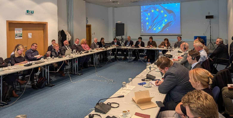 Slika učesnica i učesnika sastanka u prostorijama Delegacije Europske unije u BiH, 4. februara 2025. godine. 