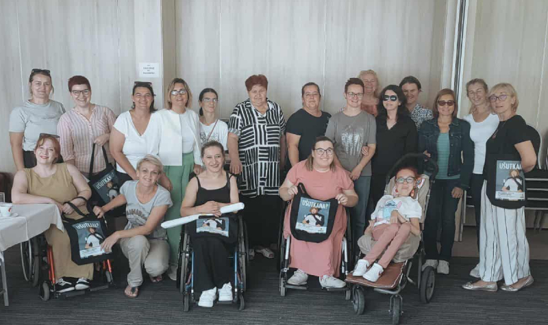 Grupna slika nastala tokom susreta žena s invaliditetom održanog u Tesliću u periodu od 26. do 28. augusta 2025. godine u u cilju umrežavanje žena s invaliditetom u Bosni i Hercegovini. Grupna slika nastala tokom susreta žena s invaliditetom održanog u Tesliću u periodu od 26. do 28. augusta 2025. godine u u cilju umrežavanje žena s invaliditetom u Bosni i Hercegovini.