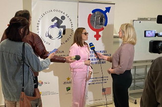 Slika aktivistice u pokretu osoba sa invaliditetom dr.sci. Zumreta Galijašević – Baluković tokom davanja izjave za medije. 