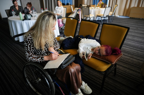 Na slici su Nikolina Jovič i Adisa Šaranović na drugom treningu ekonomskog ekonomskog za izradi biznis planova održanom u novembru 2025